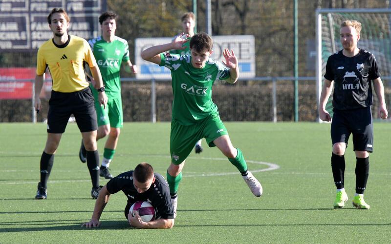 Ballbesitzfußball der etwas anderen Art im Spiel zwischen Herrenberg (grün) und Bonlanden. GB-Foto: Holom