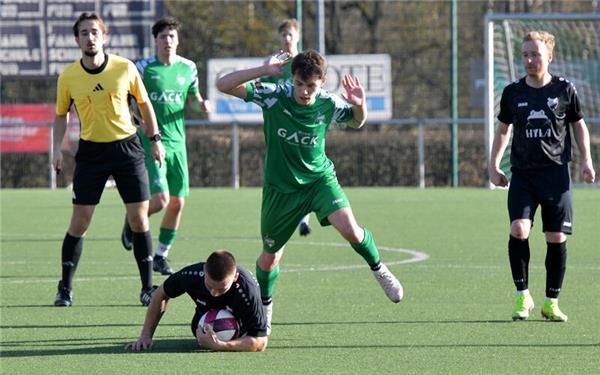 Ballbesitzfußball der etwas anderen Art im Spiel zwischen Herrenberg (grün) und Bonlanden. GB-Foto: Holom