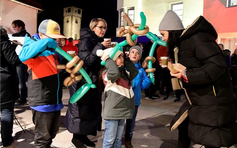 Ballonkünstler Noel Ebhard erfreute bei der Nufringer Lichternacht die Kinderherzen. GB-Foto: Holom