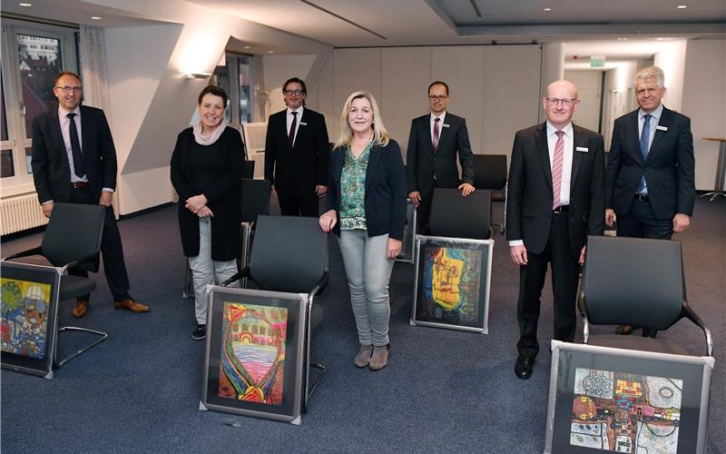 Bankdirektor Dr. Maximilian Binzer (ganz rechts) gratulierte zum Betriebsjubiläum (linkes Bild von links): Hans-Georg Kirn, Sonja Edler, Frank Schill, Heidrun Schiemann, Peter Langhans, Michael Stoll und (rechts) Petra Kapp, Anneliese Gärttner, Jeanette Benecke, Ursula Götzmann, Carsten Hekel und Susanne Kessler GB-Fotos: gb