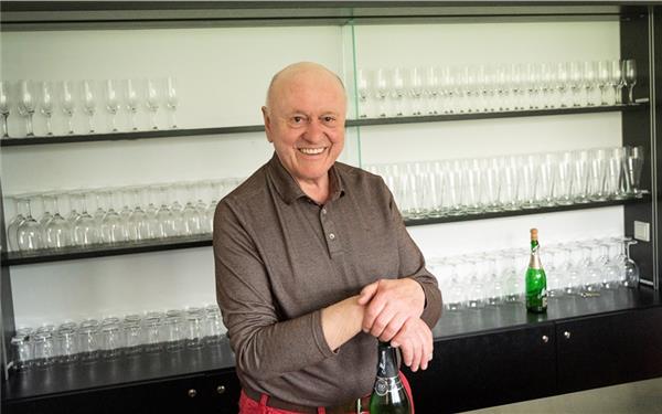Barkeeper in der Villa (Willi Dongus, gesehen in Gärtringen) GB-Foto: Schmidt