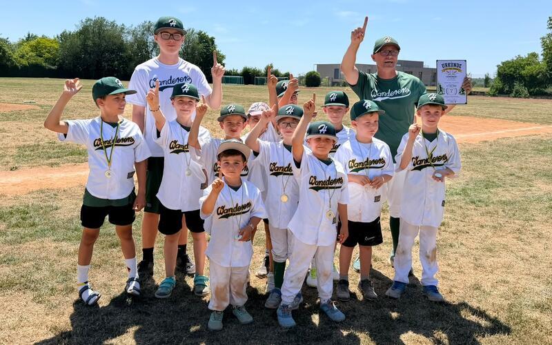 Baseball – Am Sonntag war der Wanderers Ballpark ganz in Kinderhand. Vier Teams holten das aufgrund der Hitze am 27. Juni ausgefallene T-Ball-Turnier nach. Auch wenn der Spaß absolut im Vordergrund stand, kämpften alle Teams um jeden Punkt. Stuttgart (2.), Karlsruhe (3.), Nagold (4.) und die gastgebenden Wanderers aus Herrenberg (1.) spielten alle so gut Baseball, dass es unmöglich war, einen Favoriten auszumachen. Fast alle Spiele im Modus jeder gegen jeden gingen mit gerade einmal einem Punkt Unterschied aus oder gingen in die Verlängerung. Am Ende hatten die Wanderers das notwendige Selbstvertrauen, behielten die Nerven in den knappen Partien und gewannen alle drei Spiele, gefolgt von den Reds mit zwei Siegen. Sie gewannen in einem Krimi gegen Karlsruhe in der Verlängerung, gefolgt von dem jüngsten Mohawks-Team aus Nagold. gb/GB-Foto