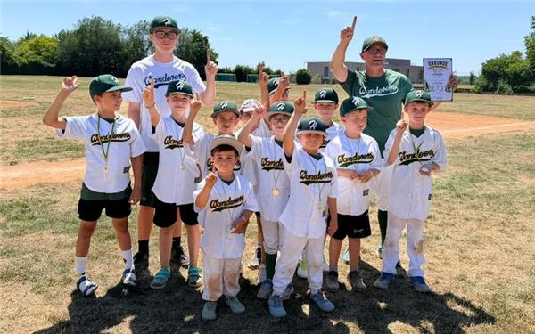 Baseball – Am Sonntag war der Wanderers Ballpark ganz in Kinderhand. Vier Teams holten das aufgrund der Hitze am 27. Juni ausgefallene T-Ball-Turnier nach. Auch wenn der Spaß absolut im Vordergrund stand, kämpften alle Teams um jeden Punkt. Stuttgart (2.), Karlsruhe (3.), Nagold (4.) und die gastgebenden Wanderers aus Herrenberg (1.) spielten alle so gut Baseball, dass es unmöglich war, einen Favoriten auszumachen. Fast alle Spiele im Modus jeder gegen jeden gingen mit gerade einmal einem Punkt Unterschied aus oder gingen in die Verlängerung. Am Ende hatten die Wanderers das notwendige Selbstvertrauen, behielten die Nerven in den knappen Partien und gewannen alle drei Spiele, gefolgt von den Reds mit zwei Siegen. Sie gewannen in einem Krimi gegen Karlsruhe in der Verlängerung, gefolgt von dem jüngsten Mohawks-Team aus Nagold. gb/GB-Foto