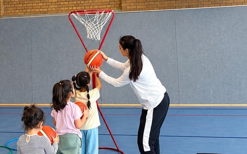 Basketballtraining für Mädchen in der Sporthalle der Realschule am Klostergarten gehört bereits zum Angebot des TSV Sindelfingen. GB-Foto: Zvizdiç