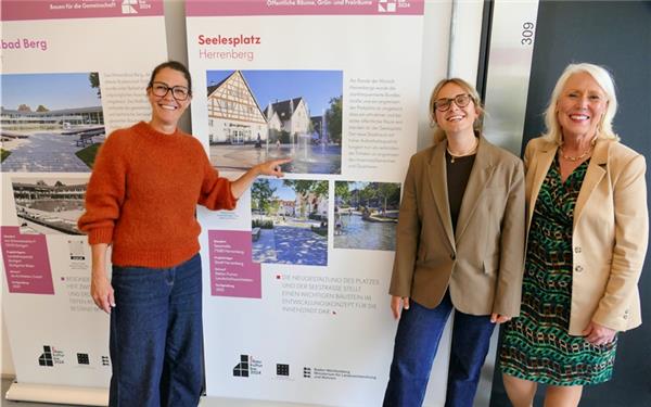 Baubürgermeisterin Susanne Schreiber, Baukulturreferentin Annika Klingler und VHS-Leiterin Sabine Käser-Friedrich im Ausstellungsraum in der VHS. GB-Foto: Stadler