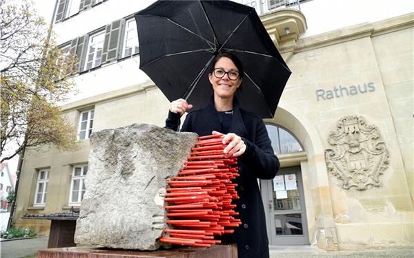 Baubürgermeisterin Susanne Schreiber zeigt ihre Lieblingsskulptur von Susanne Immer am Rathaus. GB-Foto: Holom