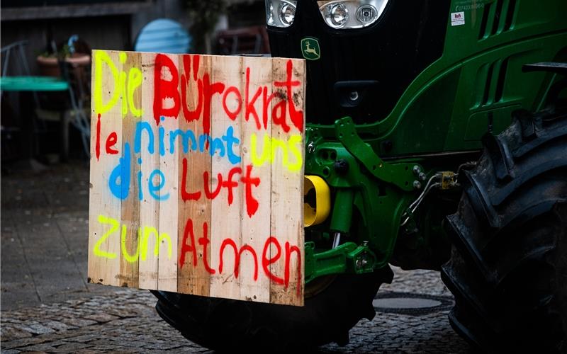 Bauernproteste gehen weiter: Am Dienstag wieder Traktorkolonnen Bauernproteste in der Innenstadt von HerrenbergGB-Foto (Archiv): Schmidt