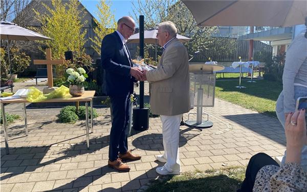 Bauherr und Eigentümer Christian Brösamle (rechts) überreicht Hausleiter Reinhold Holunder ein Geschenk.GB-Foto: gb