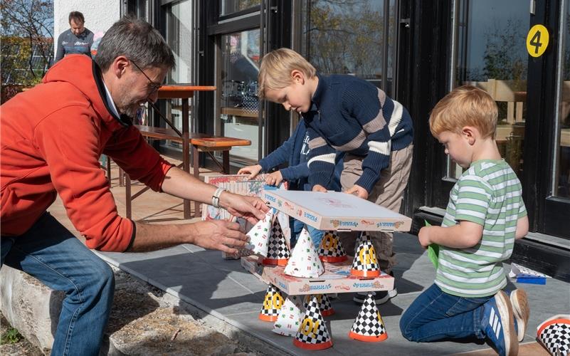 Bauspaß bei der Jubiläumsfeier: Zwar kein Kirchturm, aber ein „Pizzaschachteln-Turm“ entsteht.GB-Foto: Vecsey