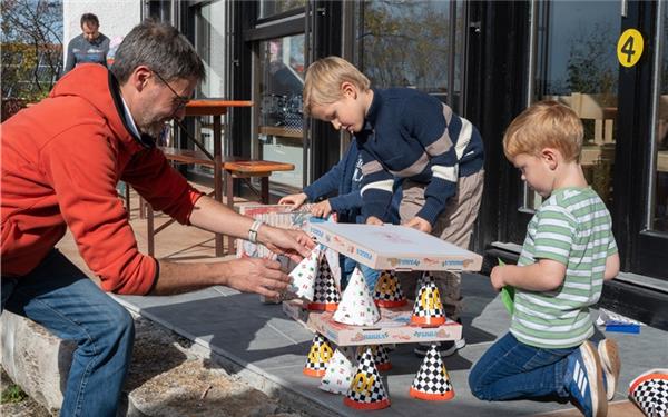 Bauspaß bei der Jubiläumsfeier: Zwar kein Kirchturm, aber ein „Pizzaschachteln-Turm“ entsteht.GB-Foto: Vecsey