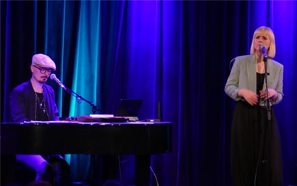 Bayerisches Flair hielt mit Carolin No Einzug ins Mauerwerk. GB-Foto: gb