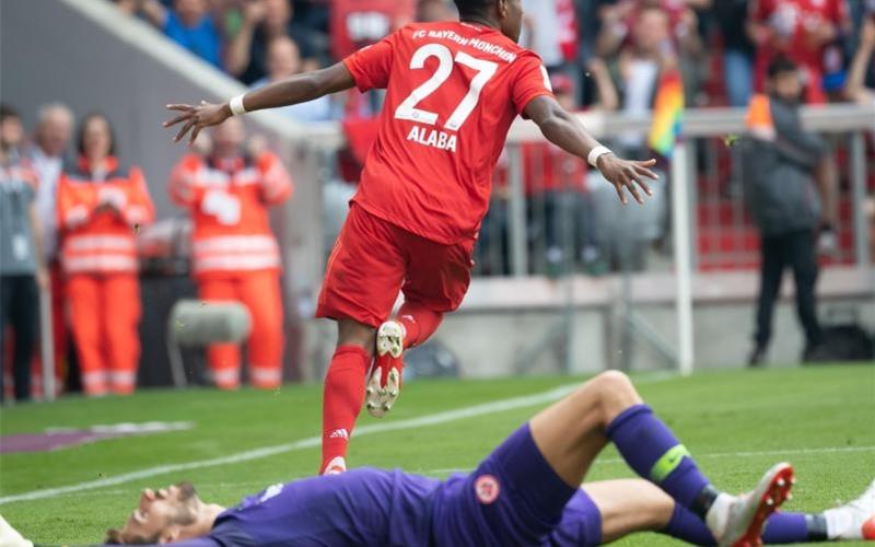 Bayerns David Alaba feiert seinen Treffer zum 2:1, Eintracht-Keeper Kevin Trapp ist geschlagen. Foto: Sven Hoppe