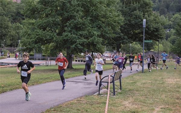 Beachtliche 15000 Euro hat die Schule mit ihrem Spendenlauf zusammenbekommen. GB-Foto: gb