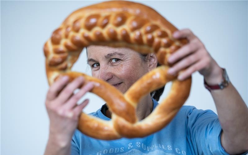 Beate Binder präsentiert ein Prachtstück einer Weihnachtsbrezel GB-Foto: Schmidt