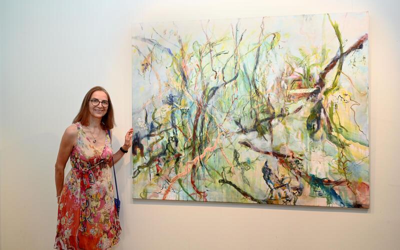 Beate Herdtle neben einem ihrer Kunstwerke GB-Foto: Holom