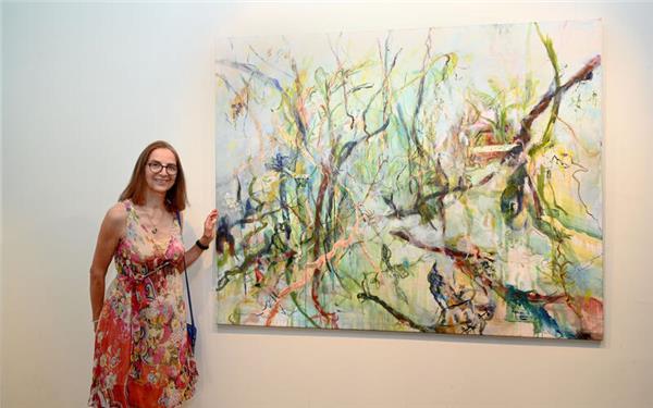 Beate Herdtle neben einem ihrer Kunstwerke GB-Foto: Holom