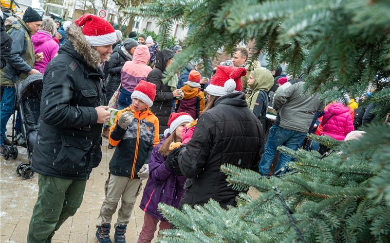 Begegnung mit dem Dorfnikolaus, Familie Weißling mit vom Papa selbst gehäkelten Nikolausmützen.GB-Foto: Vecsey