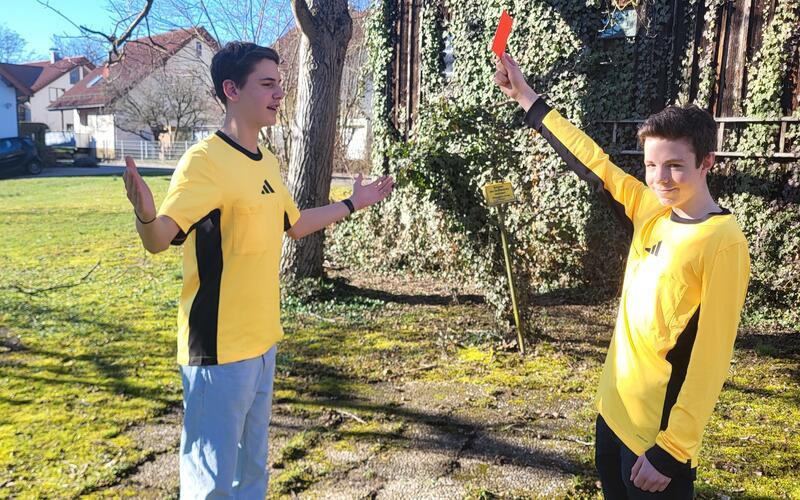 Begeisterte Schiedsrichter: Elias Biehl zeigt seinem Kumpel David Wahrheit die Rote Karte. GB-Foto