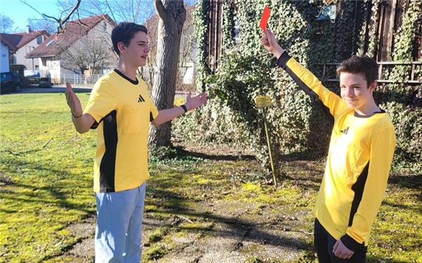 Begeisterte Schiedsrichter: Elias Biehl zeigt seinem Kumpel David Wahrheit die Rote Karte. GB-Foto