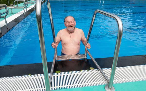 Bei 17 Grad Wassertemperatur gab es noch recht viel Platz im Becken. Der Entringer Frank Vischer war einer der Schwimmer, die sich zum Saisonauftakt ins kühle Nass wagten. GB-Foto: Schmidt