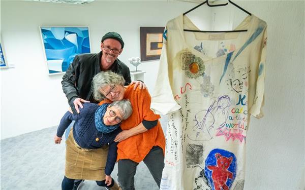 Bei Heidrun Hecker, Sabine Riehm und Ivo Pfeil geht es hier gemäß dem Ausstellungsmotto drunter und drüber. Im Vordergrund ist ein Werk von Stephanie Brachtl zu sehen.  GB-Foto: Vecsey