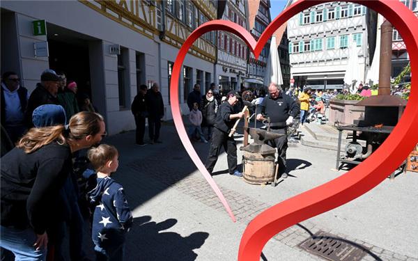 Bei „Herrenberg blüht“ war letztes Jahr auch abseits der Läden viel los. GB-Foto: Holom