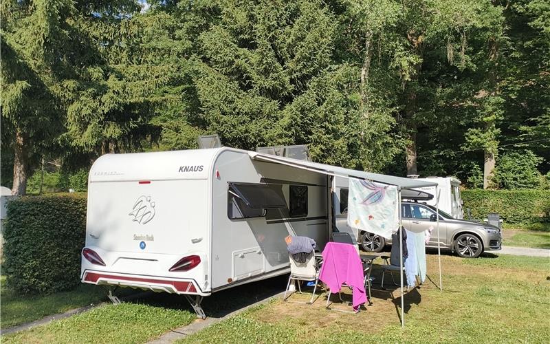 Bei Hitze ist in Wohnwagen und -mobilen Sonnenschutz gefragt – und die Wäsche trocknet draußen schneller. GB-Foto: Straub
