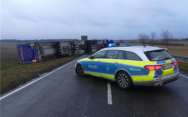 Lastzug kippt bei Mötzingen im Sturm um Bei Mötzingen geriet durch ein Sturmböe ein Lastzug ins KippenGB-Foto: did