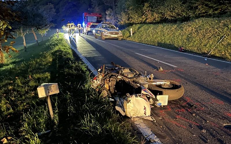 Bei Motorradunfall sterben am Freitagabend bei Nagold zwei junge Männer Bei Motorradunfall sterben am Freitagabend zwei junge Männer