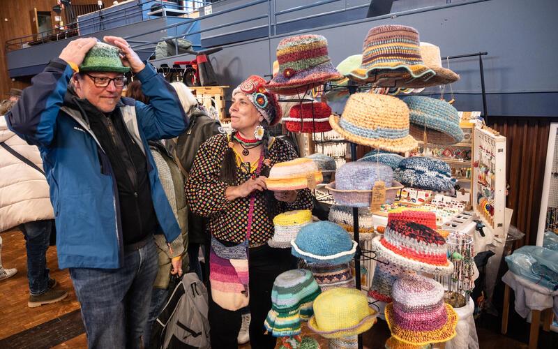Bei Sabine Edelmann konnte man die bunten Hüte gleich vor Ort testen. GB-Fotos: Schmidt