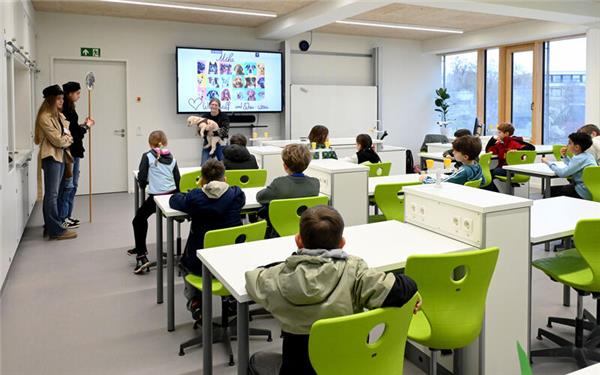 Bei Schülern, Lehrer und Eltern herrscht tierische Freude über die 13Millionen Euro schwere AGH-Erweiterung. GB-Foto: Holom