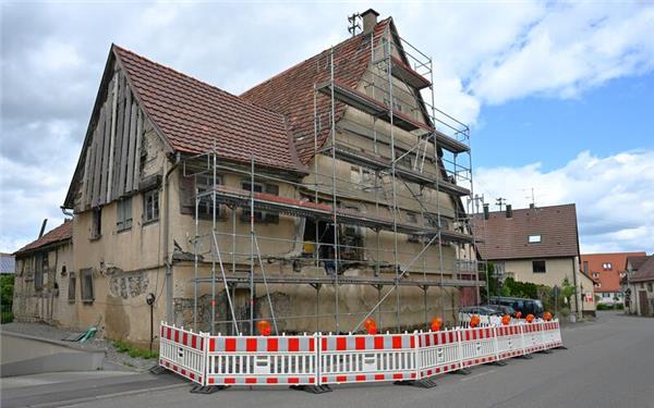 Bei dem alten Haus in Affstätt, bei dem die Außenwand der Küche im Obergeschoss nach außen abstürzte, handelt es sich um ein vernachlässigtes Kulturdenkmal. GB-Foto: Reichert