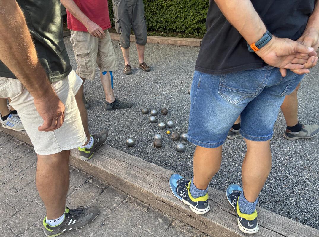 Bei den Boule-Freunden in Nufringen: Na, wer liegt hier am nächsten bei dem „Sch...