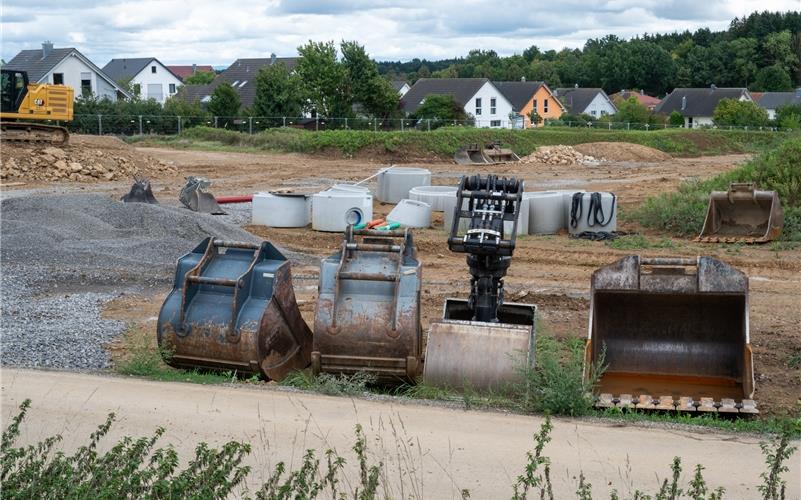 Bei den Erschließungsarbeiten für „Röte II“ fand zuletzt die Kanalverlegung statt, als nächstes folgen Trinkwasseranschlüsse. Auf Sprengungen konnte – und kann – diesmal verzichtet werden. GB-Foto: Vecsey