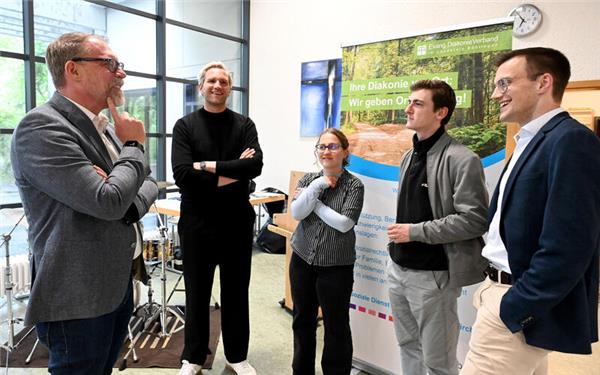 Bei den Herrenberger Gesprächen im Gemeindezentrum St. Martin mit dabei sind (von links) Erster Bürgermeister Stefan Metzing, Dr. Kilian Hampel, Anna Mader, Jaron Immer und Florian Hummel. GB-Foto: Holom