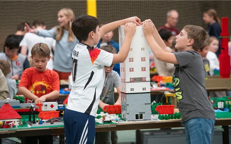 Bei den Legotagen Deckenpfronn entsteht eine ganze Stadt en miniature.GB-Foto: Schmidt