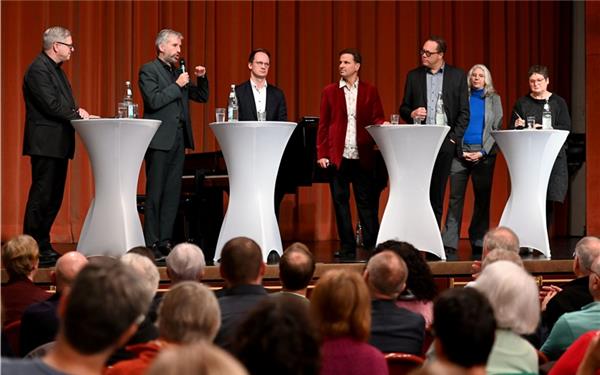Bei den fünften Herrenberger Gesprächen ging es um Gegenwart und Zukunft der Kommunen. Diskutiert haben (von links): Frank Brettschneider, Boris Palmer, Nico Reith, Carsten Beneke, Rafael Binkowski, Simone Schächtele und Leni Breymaier. GB-Foto: Holom