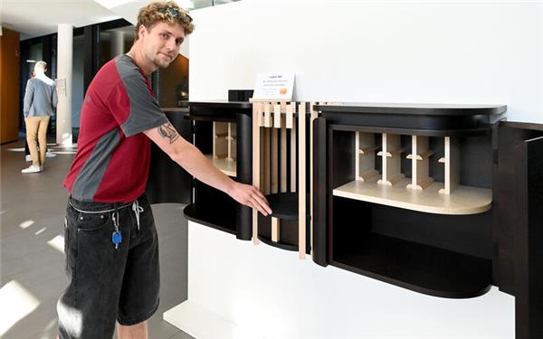 Bei der Ausstellung der Gesellenstücke der Schreiner in der Kreissparkasse Böblingen fällt das Werk von Lukas Ahl aus Herrenberg auf. Mit seinem Gesellenstück „Bar-Sideboard in Kastanie geräuchert und Ahorn“ hat er den ersten Preis geholt. GB-Foto: Holom