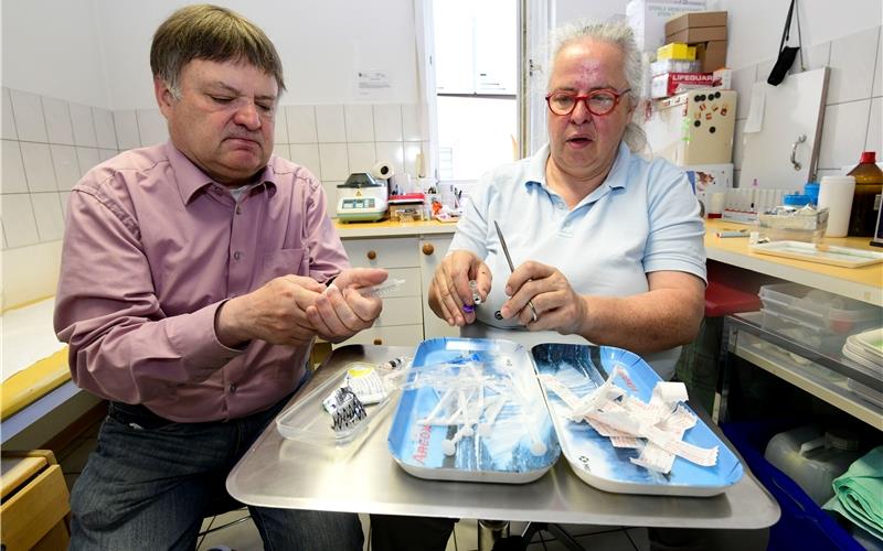 Bei der Blutabnahme fällt viel Material an, weshalb Cornelia Ikker-Spiecker und Ulrich Ikker sorgsam den Müll trennen. GB-Foto: Holom