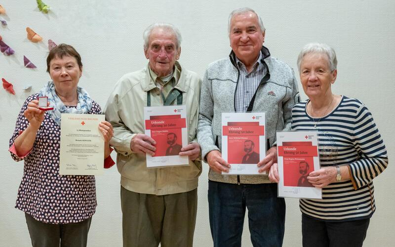 Bei der DRK-Jahreshauptversammlung fanden auch Ehrungen statt, unter anderem für die 75-fache Blutspenderin Renate Konath sowie Eugen Däuble, Wilfried Wörner und Regina Weissmann für 50 Jahre Fördermitgliedschaft (von links aufgelistet). GB-Foto: Vecsey