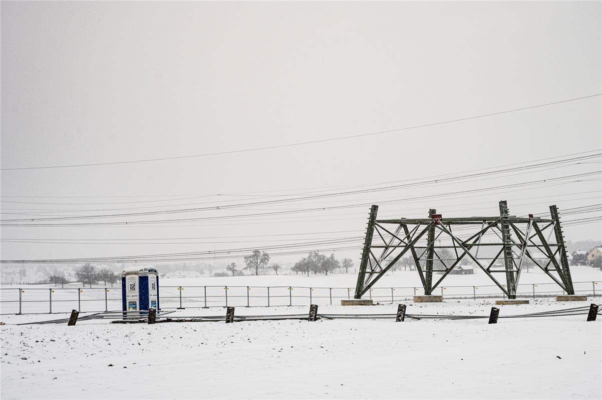Bei der ENBW in Oberjettingen, Neubau eines Hochspannungsmastes mit Klohäusle.  ...