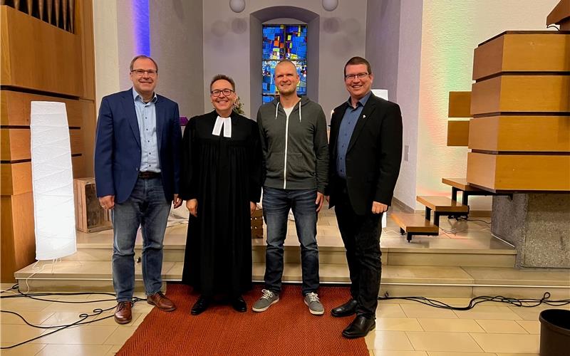 Bei der Einsetzung im Jugendgottesdienst in der Martinskirche (von links): Hans-Ulrich Dobler, Rainer Holweger, Jonathan Finkbeiner und Tobias Schneider. GB-Foto: gb