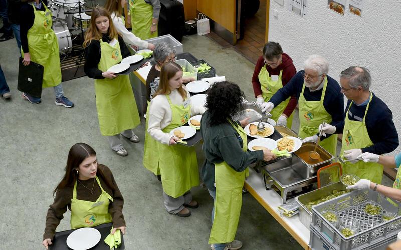 Bei der Essensausgabe der Vesperkirche muss jeder Handgriff sitzen.GB-Foto: Holom
