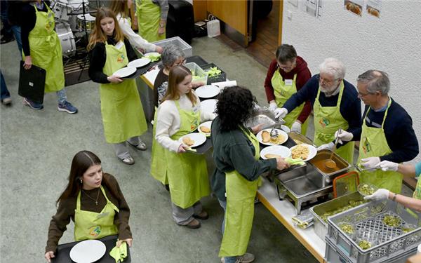 Bei der Essensausgabe der Vesperkirche muss jeder Handgriff sitzen.GB-Foto: Holom