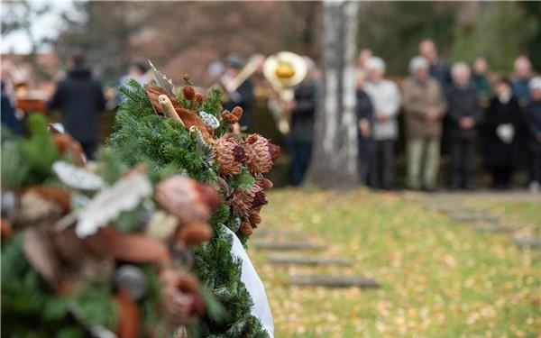 Bei der Gedenkfeier zum Volkstrauertag auf dem Stadtfriedhof wurde daran appelliert, sich für Versöhnung einzusetzen und zum Frieden beizutragen. GB-Foto: Vecsey