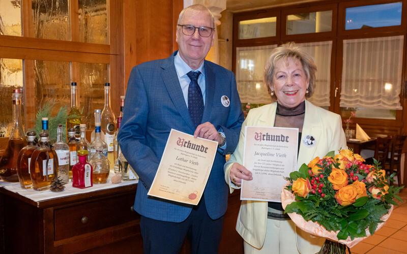 Bei der Jahreshauptversammlung des Kulturkreises Nufringen werden Vorsitzender Lothar Vieth und Jaqueline Vieth für 30 Jahre des Engagements geehrt. GB-Foto: Vecsey