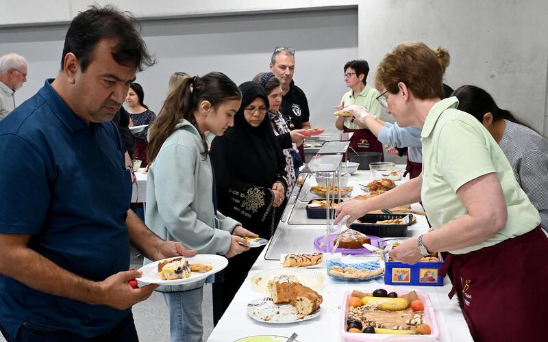 Bei der Langen Tafel der Kulturen (hier im Jahr 2025) auf dem Schulhof der Gemeinschaftsschule trägt jeder etwas zum gedeckten Tisch bei. GB-Foto: Holom