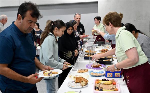 Bei der Langen Tafel der Kulturen (hier im Jahr 2025) auf dem Schulhof der Gemeinschaftsschule trägt jeder etwas zum gedeckten Tisch bei. GB-Foto: Holom