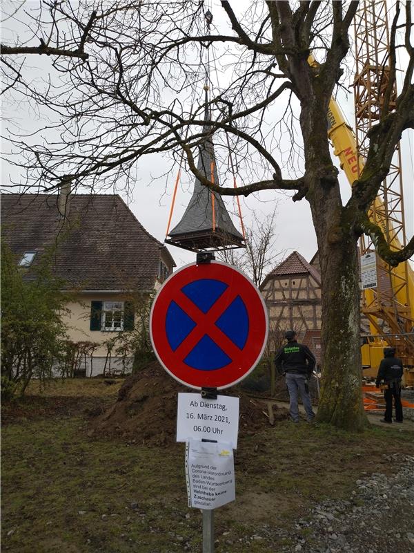 Bei der Mötzinger Helmhebe wurde die Kirchturmspitze abgehoben und im Pfarrhof a...