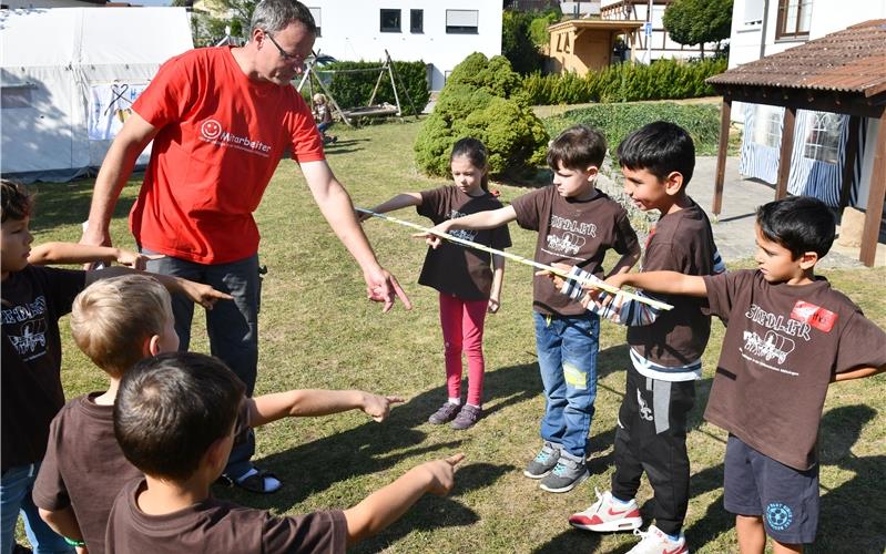 Die Siedler zelten bei der Volksmission Bei der Mötzinger Volksmission kommen Kinder zum Siedler-Spiel zusammenGB-Foto: Holom